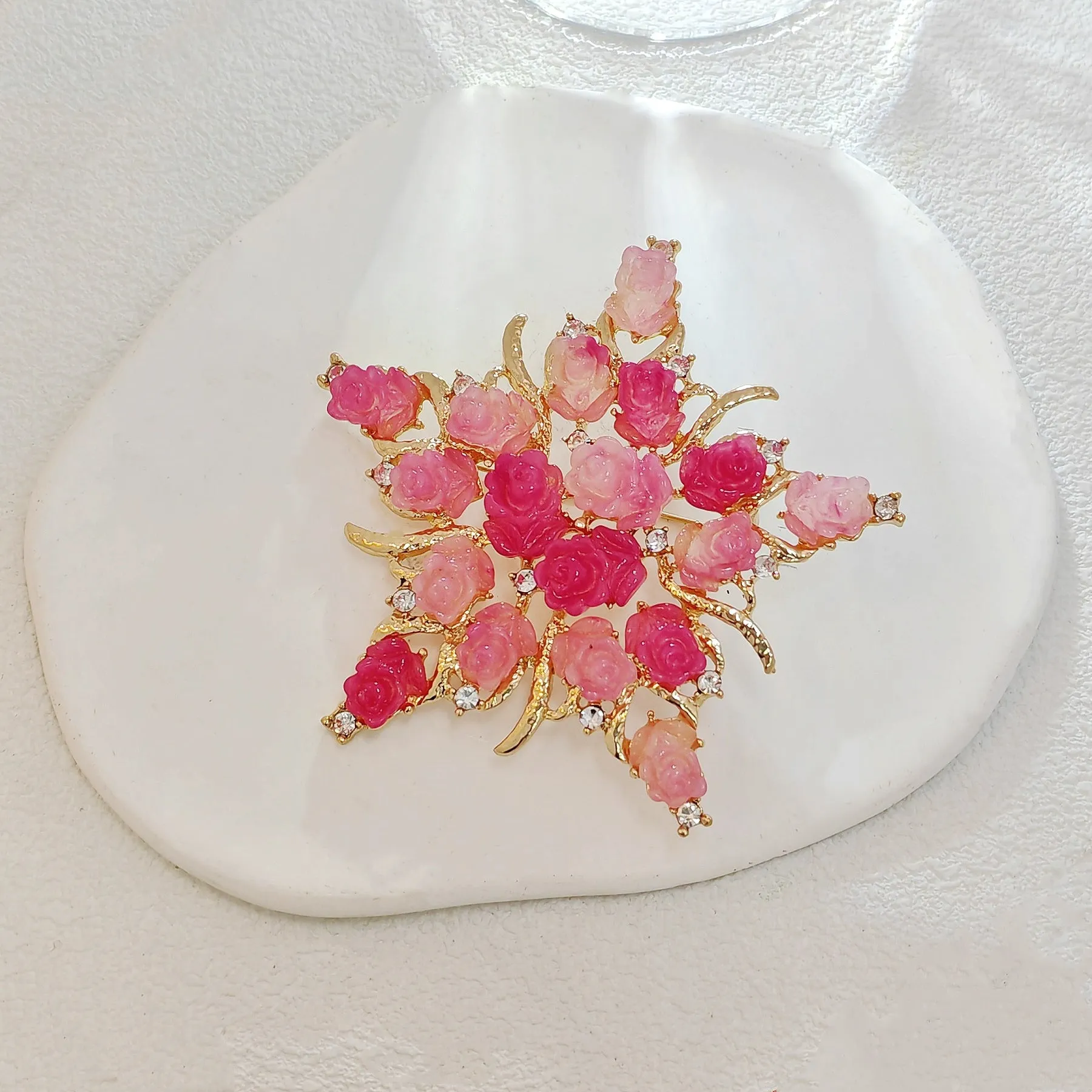 Fashionable Look Pink Sculpted Floral Star Brooches Pins Romantic Jewelry for Mom Grandmother Friend Colleague Birthday Gift