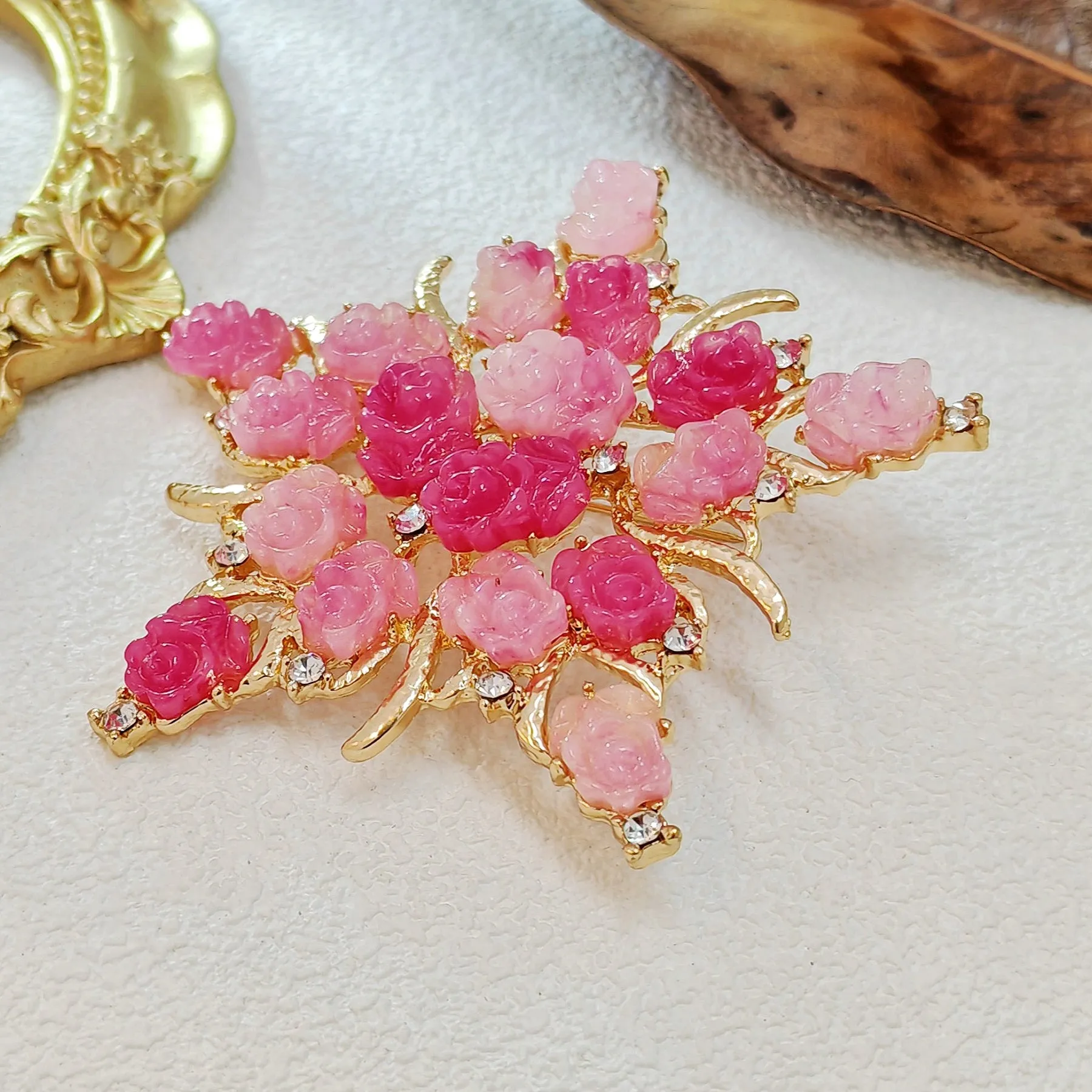 Fashionable Look Pink Sculpted Floral Star Brooches Pins Romantic Jewelry for Mom Grandmother Friend Colleague Birthday Gift