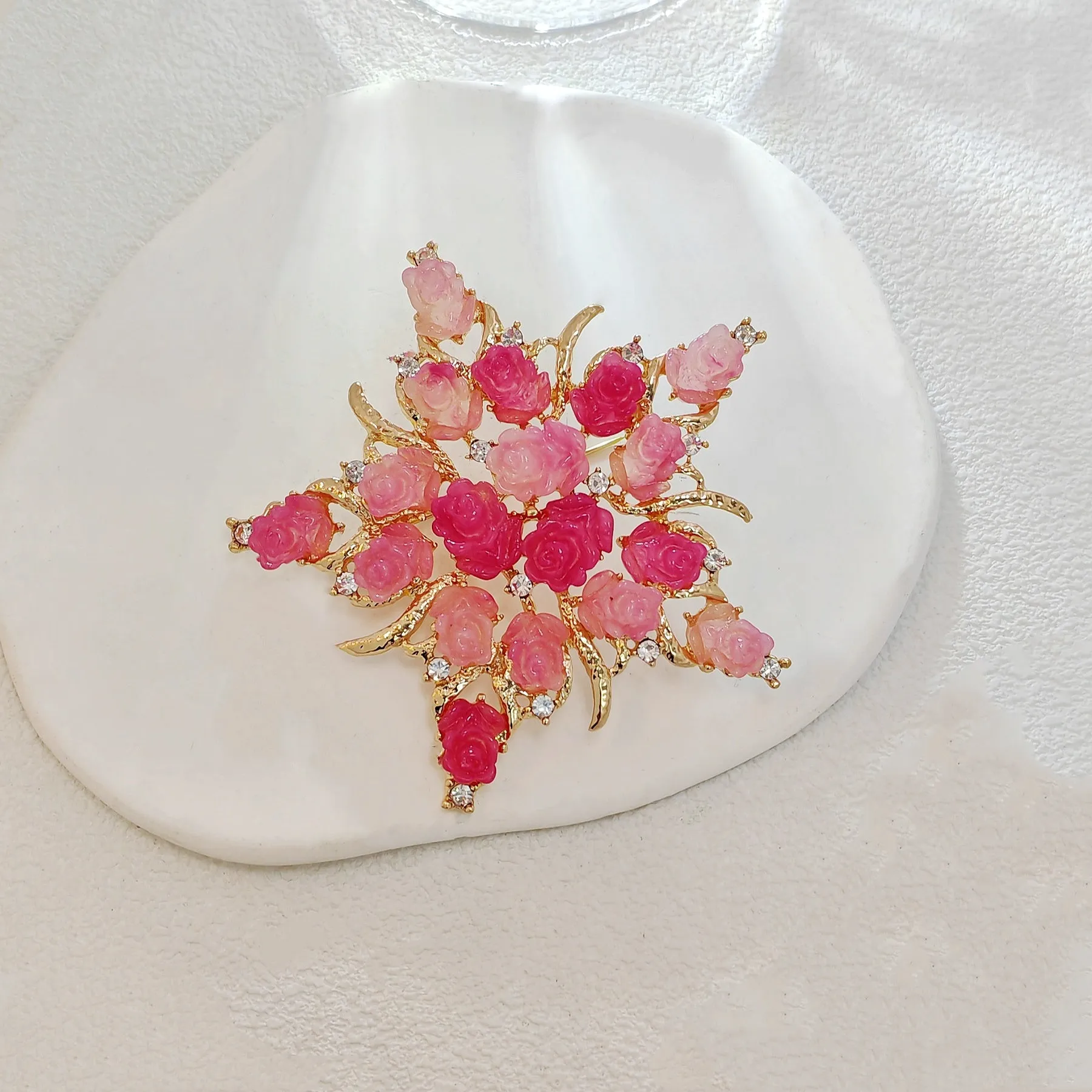 Fashionable Look Pink Sculpted Floral Star Brooches Pins Romantic Jewelry for Mom Grandmother Friend Colleague Birthday Gift