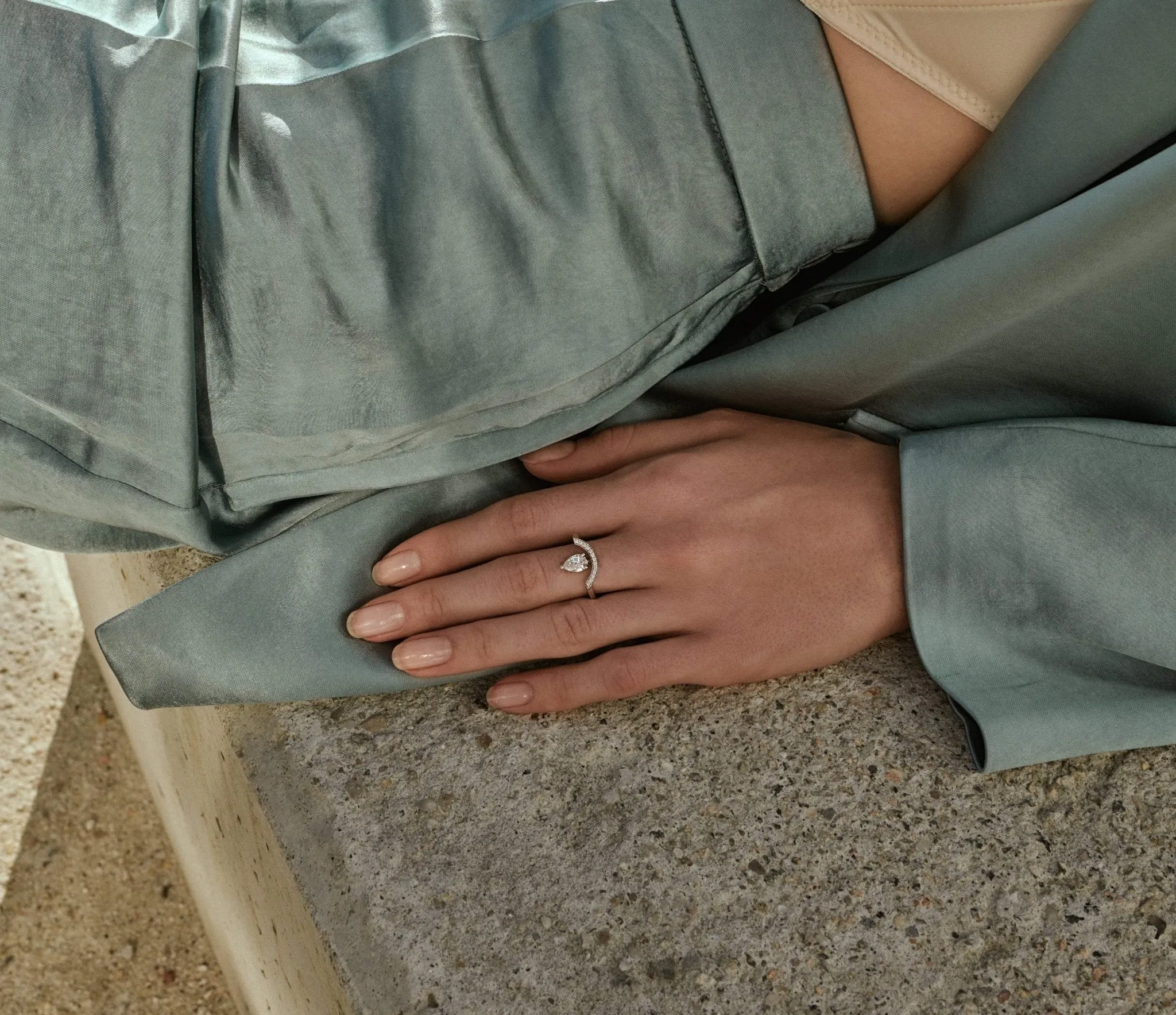 Intrépide grand arc pavée poire solitaire ring