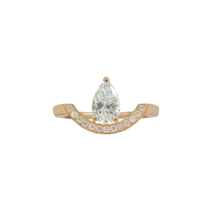 Intrépide grand arc pavée poire solitaire ring